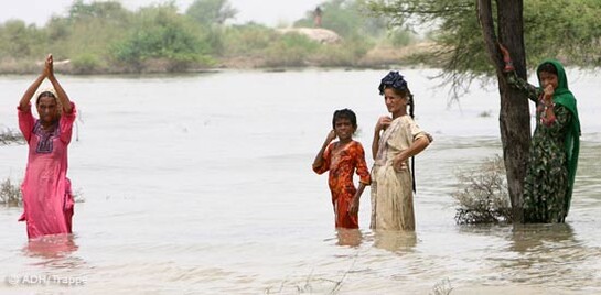 Flut Pakistan 2010: Frauen und Mädchen im Wasser