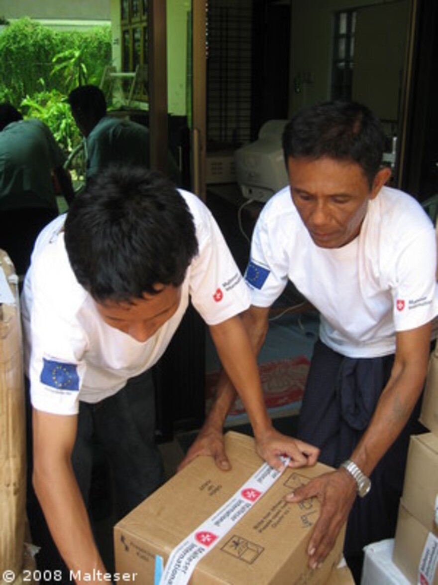 Zyklon Myanmar: Packen für die Opfer
