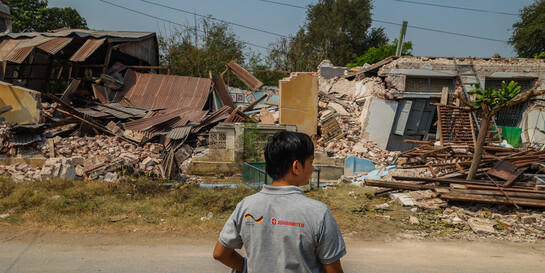 Ein Helfer der Johanniter im Erdbebengebiet in Myanmar