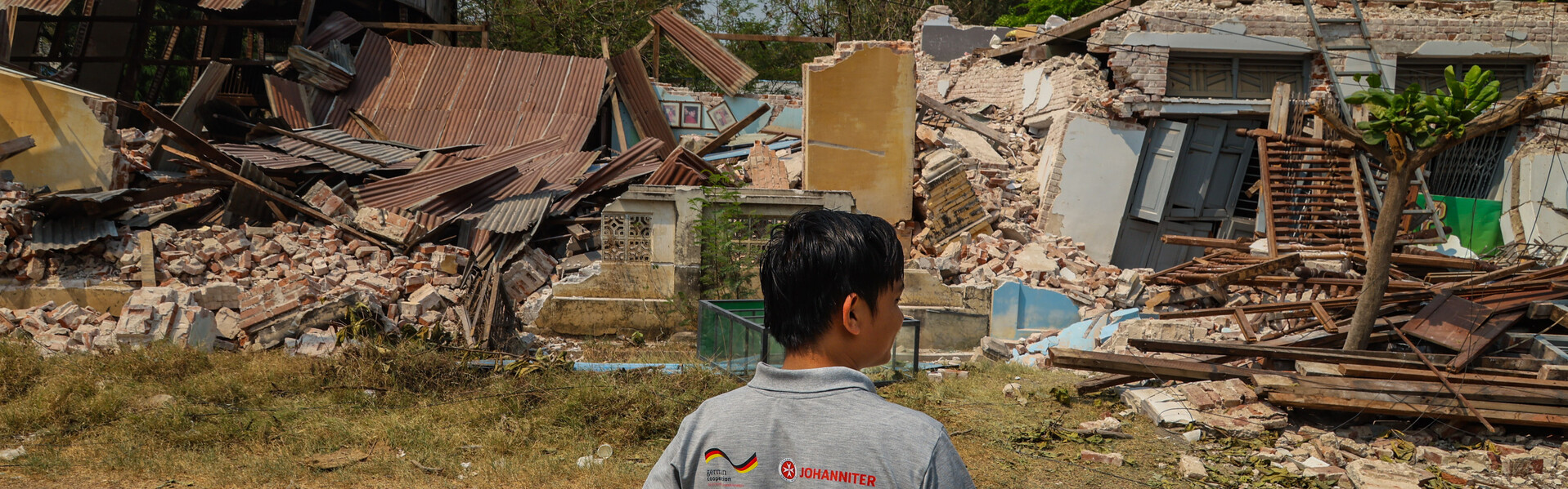 Ein Helfer der Johanniter im Erdbebengebiet in Myanmar