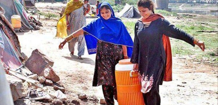 frauen-mit-container Flut Pakistan: 2 Frauen mit Container