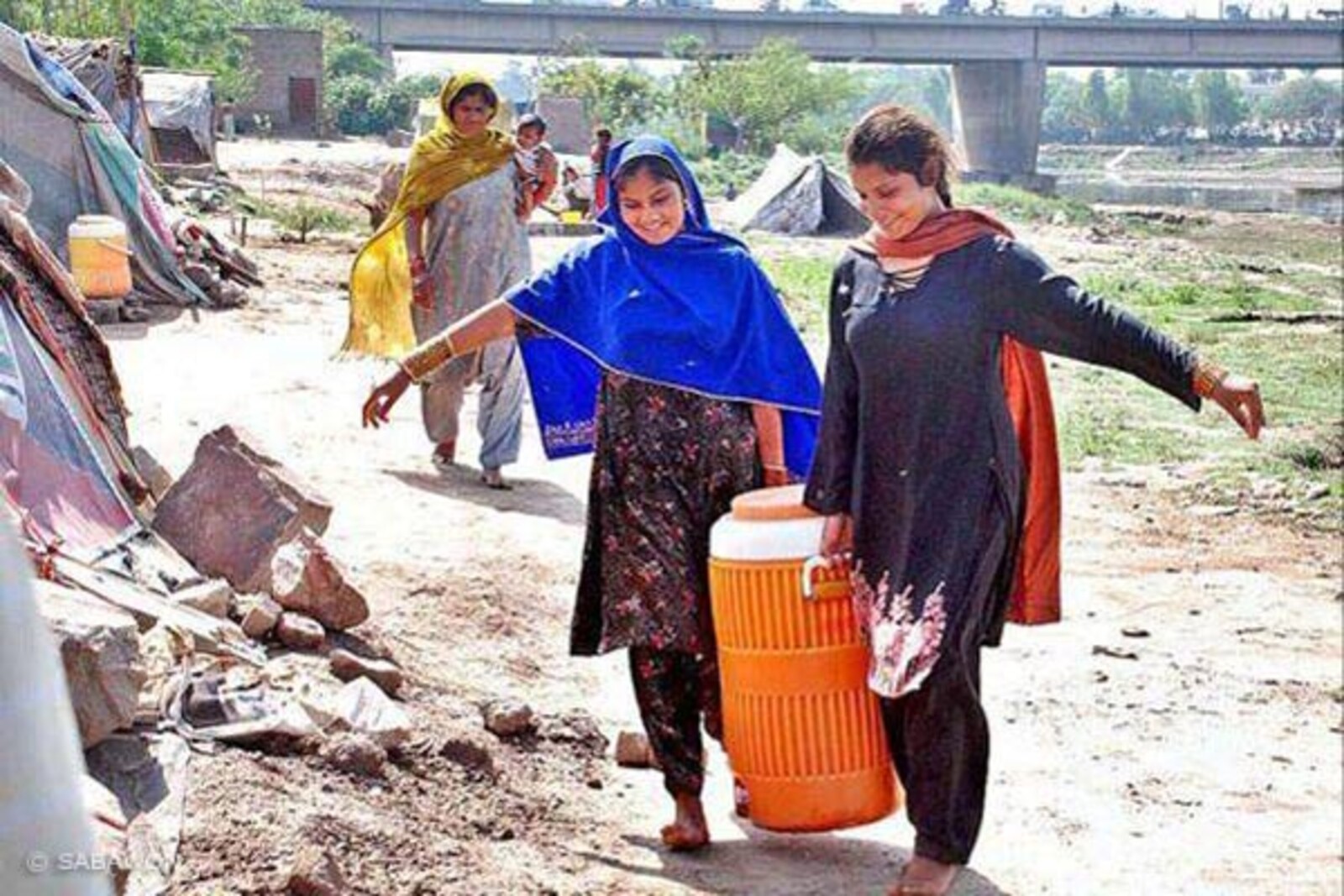 Flut Pakistan: 2 Frauen mit Container