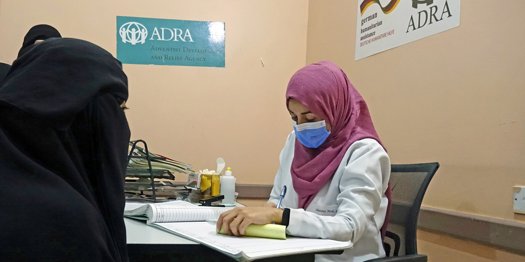 Eine Ärztin berät im Jemen zwei Frauen