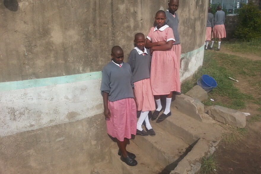 Mädchen auf dem Schulgelände des Mädcheninternats im Kajiado County in Kenia Mädchen auf dem Schulgelände des Mädcheninternats im Kajiado County in Kenia
