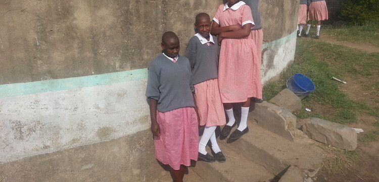 Mädchen auf dem Schulgelände des Mädcheninternats im Kajiado County in Kenia Mädchen auf dem Schulgelände des Mädcheninternats im Kajiado County in Kenia