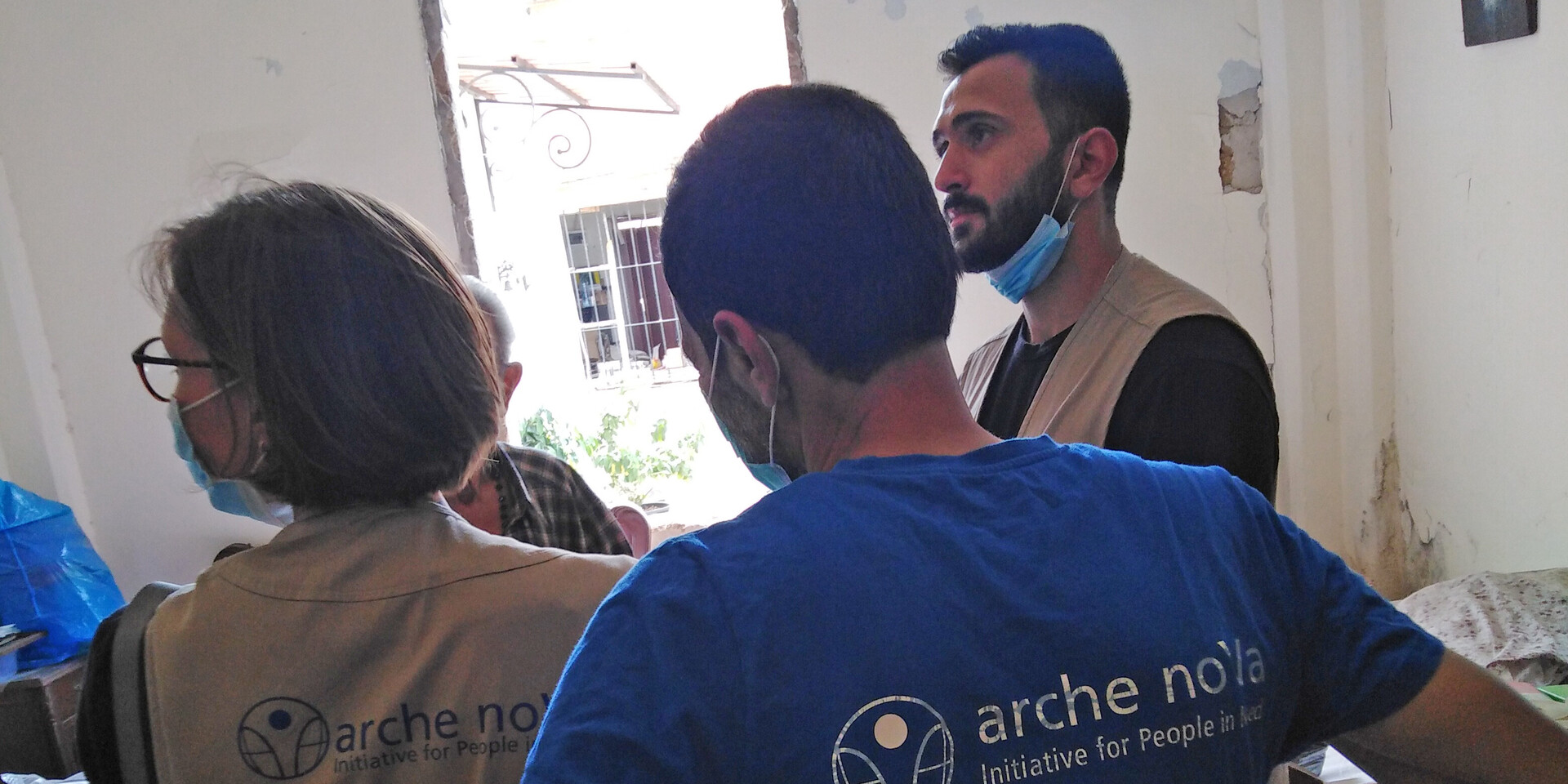 Muriel Schockenhoff besichtigt mit anderen Helfern von arche noVa eine von der Explosion zerstörte Wohnung in Beirut