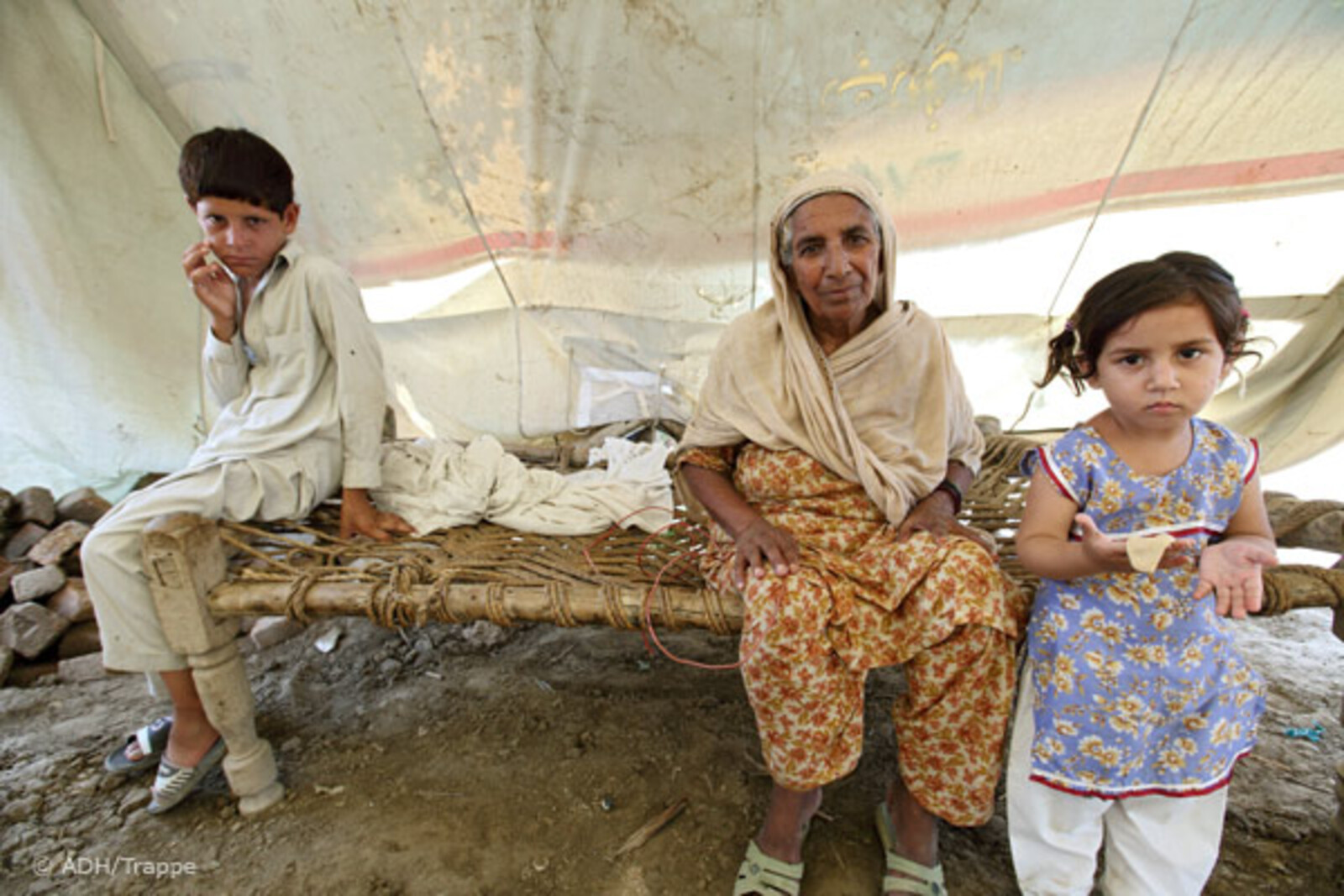 005pakistan-trappealte-frau-kinder- Flut Pakistan: Alte Frau mit Kindern