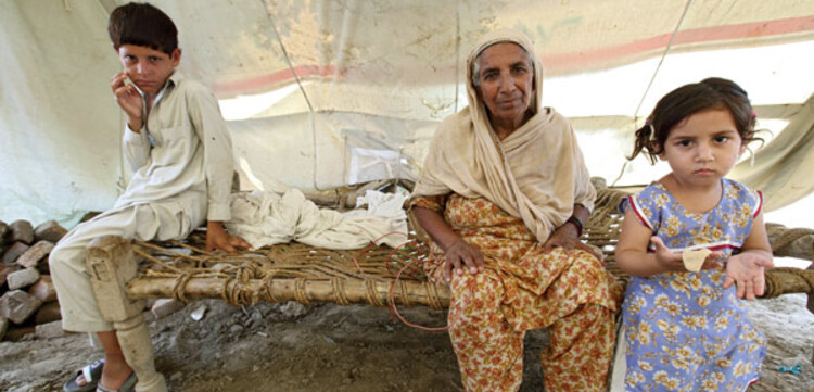 Flut Pakistan: Alte Frau mit Kindern Flut Pakistan: Alte Frau mit Kindern