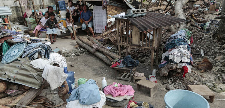 Eine achtköpfige Familie unter einem Unterstand