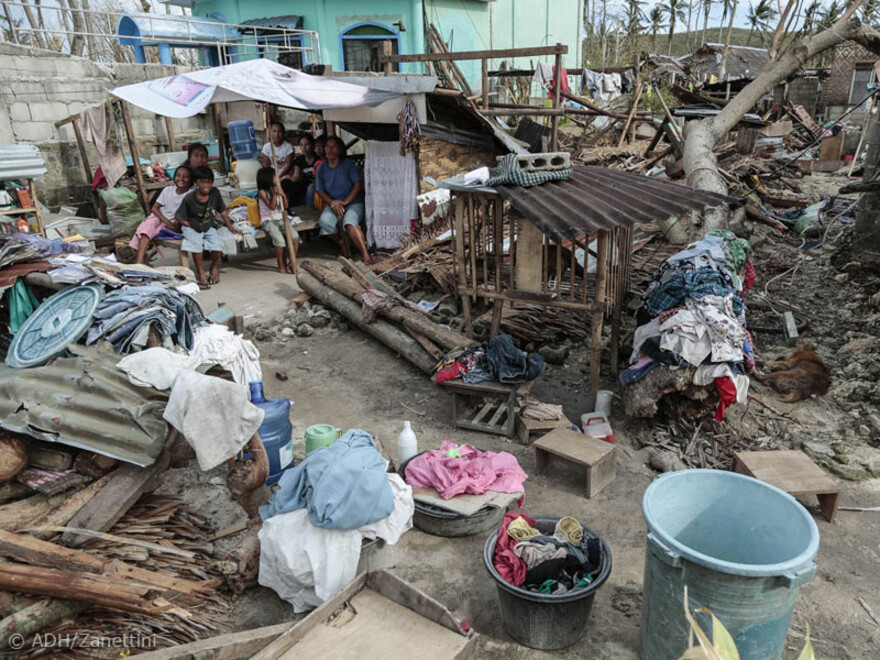 Eine achtköpfige Familie unter einem Unterstand