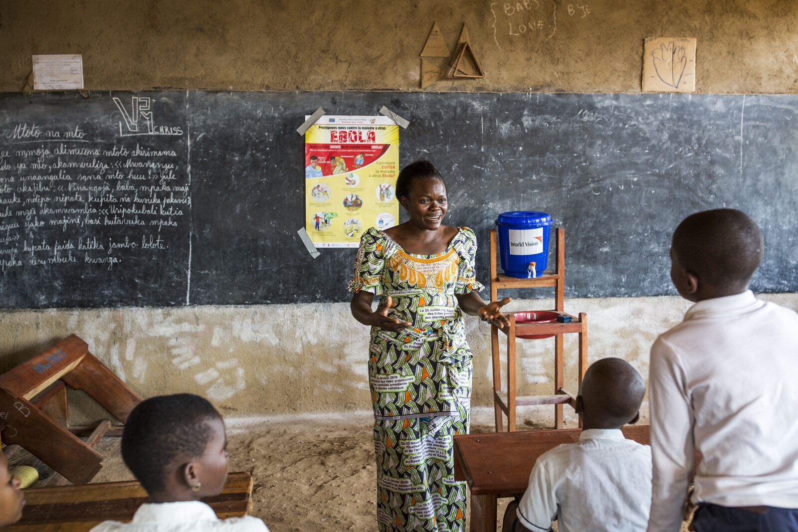 Eine Lehrerin in der DR Kongo bringt den Schülern richtige Handhygiene bei und klärt über Ebola auf