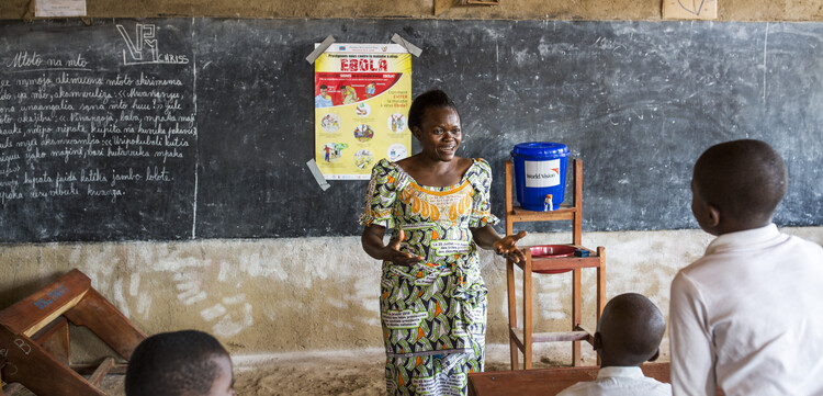 Eine Lehrerin in der DR Kongo bringt den Schülern richtige Handhygiene bei und klärt über Ebola auf Eine Lehrerin in der DR Kongo bringt den Schülern richtige Handhygiene bei und klärt über Ebola auf