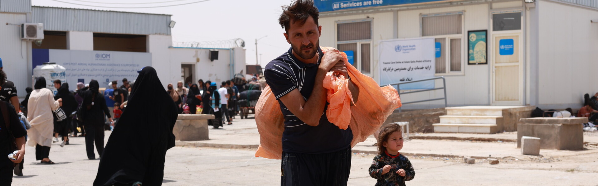 Ein Mann und ein Kind an einem Grenzübergang in Afghanistan