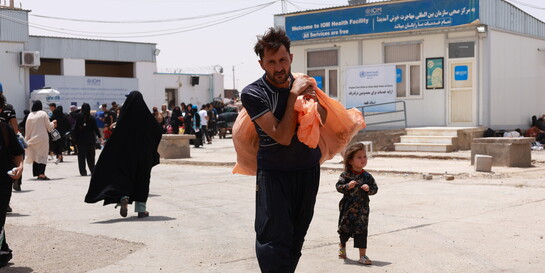 Ein Mann und ein Kind an einem Grenzübergang in Afghanistan