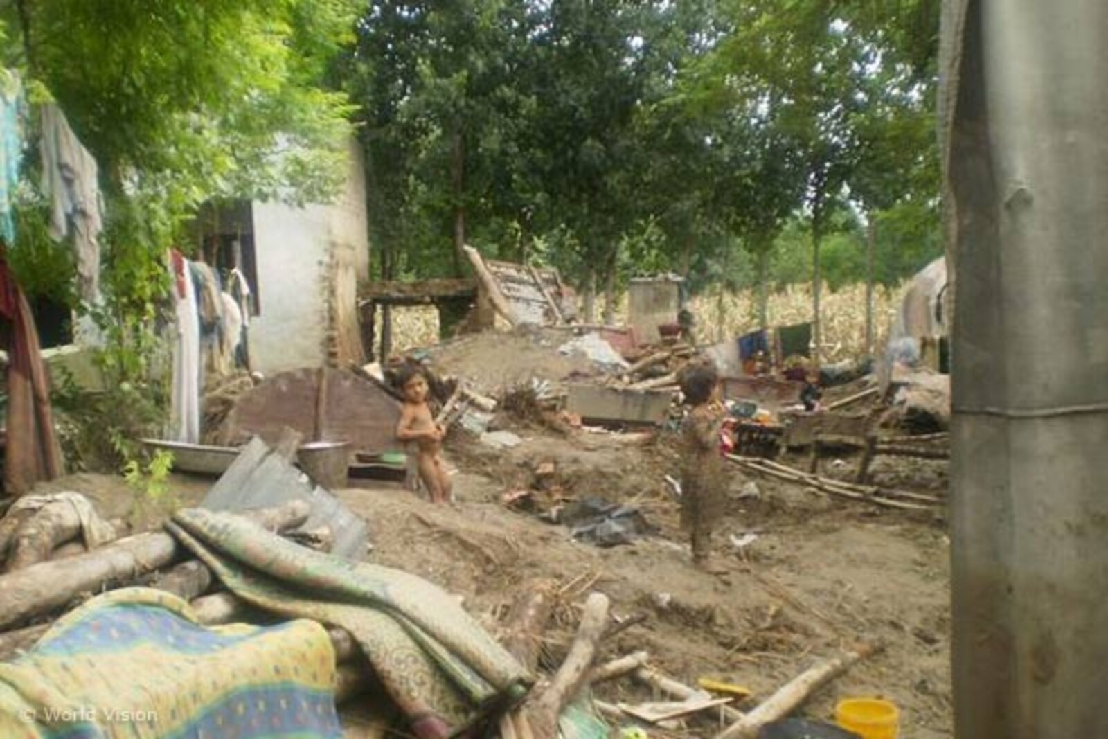 kinderinzerstoerung Flut Pakistan: Kinder spielen in Trümmern