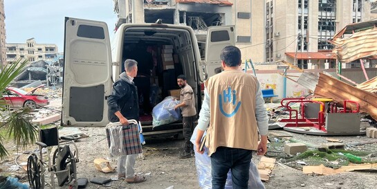 Helfer von Handicap International bei der Verteilung von Hilfsgütern in Gaza Helfer von Handicap International bei der Verteilung von Hilfsgütern in Gaza