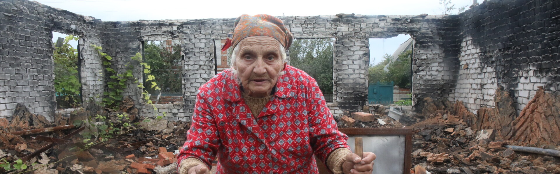 Die 82-jährige Nina Navídríz in ihrem völlig zerstörten Haus im Dorf Korobochkine in der Region Charkiw