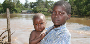 Flut Afrika: Junge mit Baby Flut Afrika Mutter mit Baby