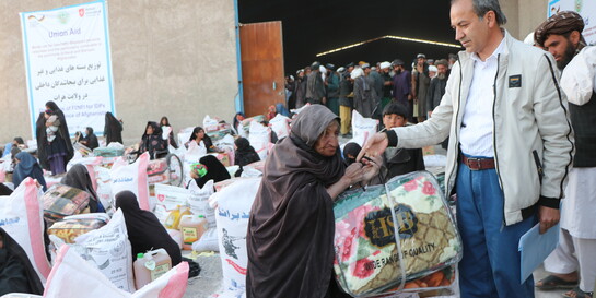 In Afghanistan werden Hilfsgüter an die Menschen verteilt, die vom Erdbeben betroffen sind