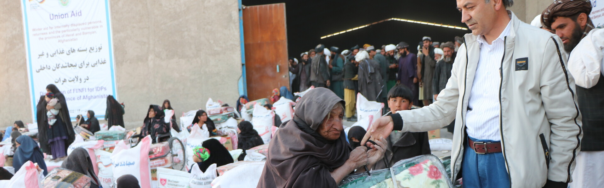 In Afghanistan werden Hilfsgüter an die Menschen verteilt, die vom Erdbeben betroffen sind