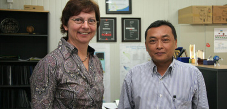 Tsunami-Hilfe Indonesien: Gruppenfoto Manuela Roßbach Geschäftsführerin von Aktion Deutschland Hilft mit Eddy Purwanto Chief Operating Officer BRR (indonesische Wiederaufbaubehörde)