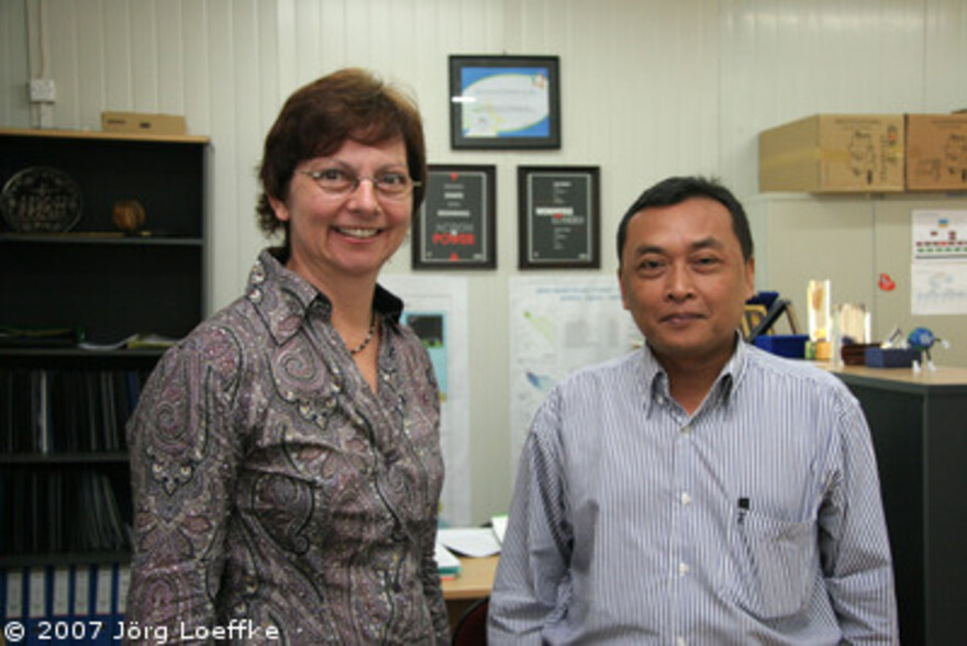Tsunami-Hilfe Indonesien: Gruppenfoto Manuela Roßbach Geschäftsführerin von Aktion Deutschland Hilft mit Eddy Purwanto Chief Operating Officer BRR (indonesische Wiederaufbaubehörde)