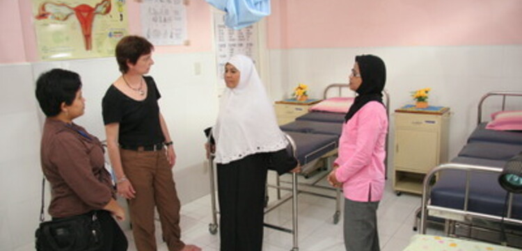 Tsunami-Hilfe Indonesien: Manuela Roßbach (Geschäftsführerin ADH) lässt sich das Klinkkonzept von der Klinikleiterin erläutern