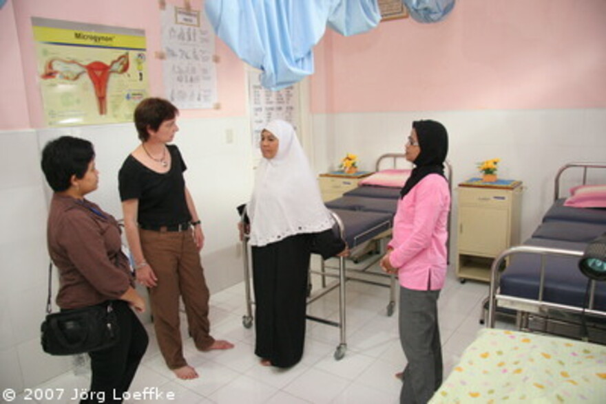 Tsunami-Hilfe Indonesien: Manuela Roßbach (Geschäftsführerin ADH) lässt sich das Klinkkonzept von der Klinikleiterin erläutern