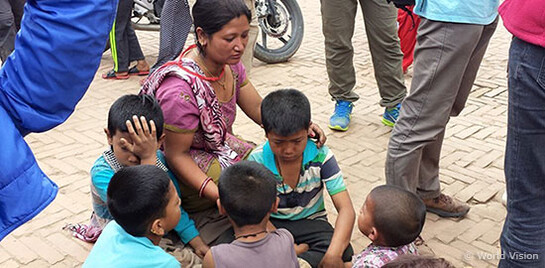 Die Menschen in Nepal brauchen dringend Hilfe: Die Gesundheitsversorgung vor Ort ist zusammengebrochen, Krankenhäuser sind überfüllt, es fehlen Medikamente und Verbandsmaterialien