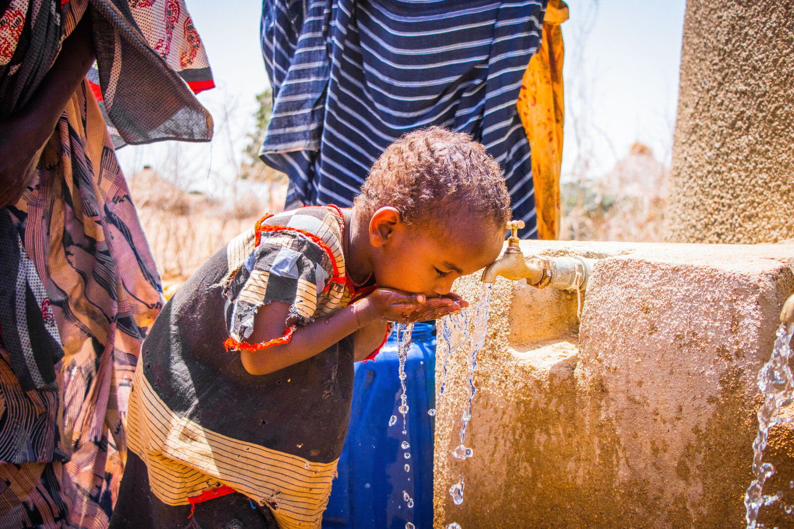 Ein Kind bei einem Hilfsprojekt von arche noVa in Äthiopien
