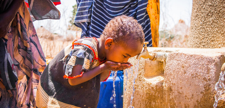 Ein Kind bei einem Hilfsprojekt von arche noVa in Äthiopien