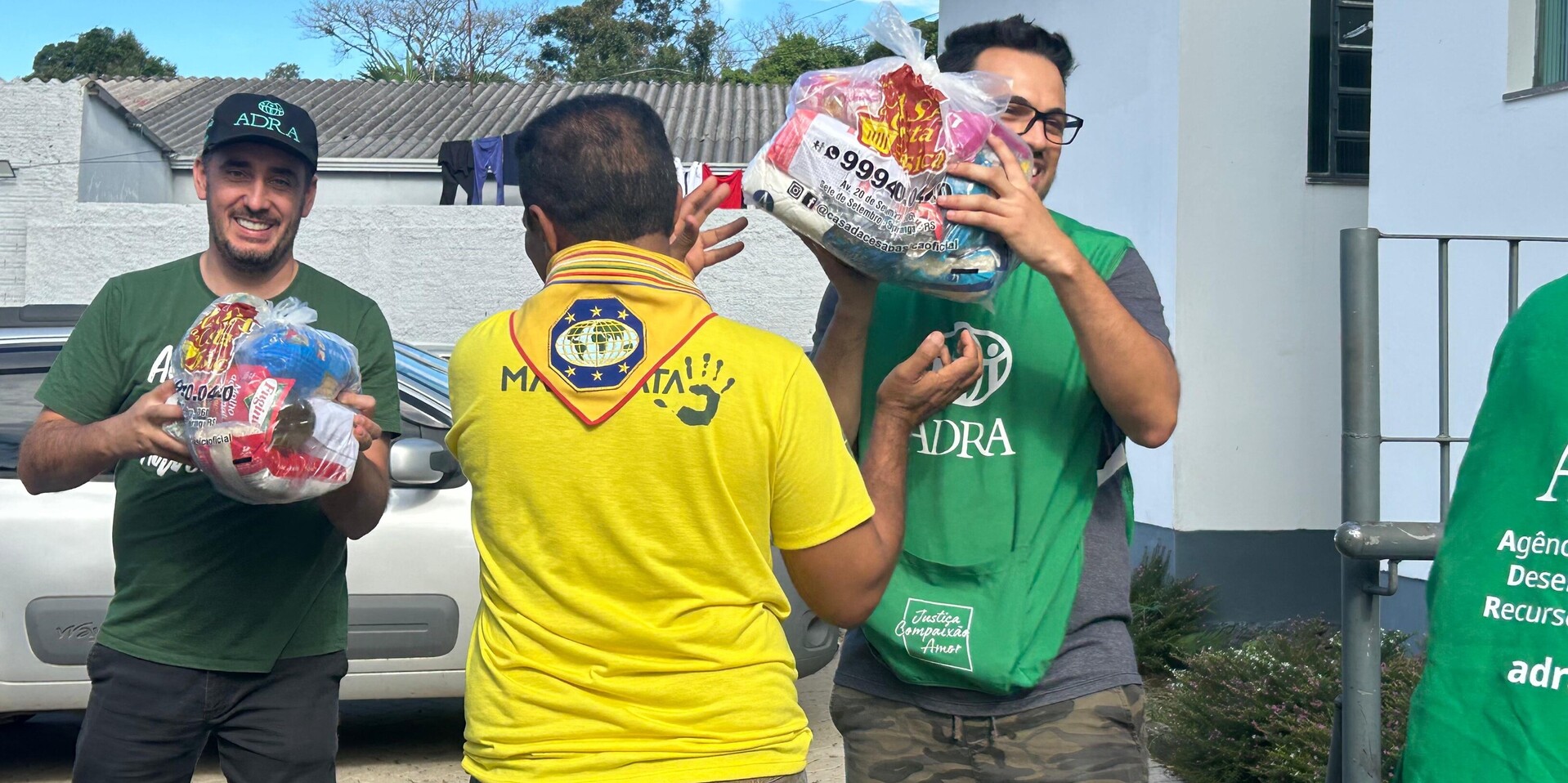 Helfer von ADRA verteilen Hygienekits an Betroffene des Hochwassers in Brasilien