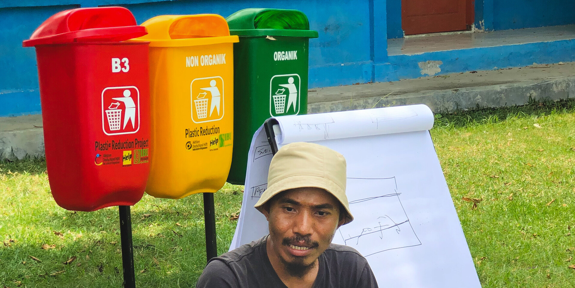 Auf der Insel Sulawesi lernen die Bewohner, ihren Müll zu trennen, Help – Hilfe zur Selbsthilfe