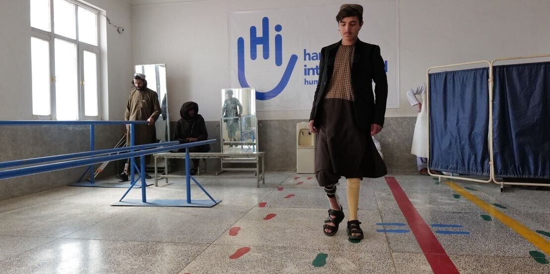 Ein junger Mann mit einer Beinprothese in einem Rehazentrum in Afghanistan