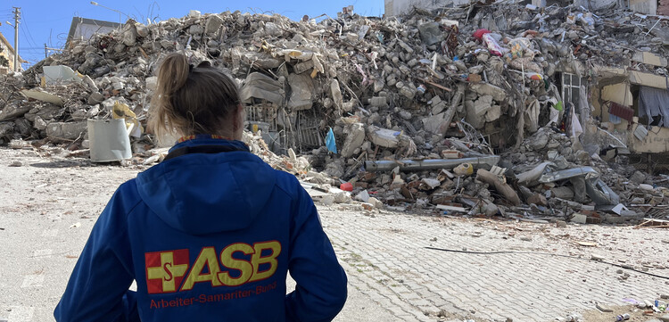 Eine Helfer:in des ASBs in der Erdbebenregion in der Türkei