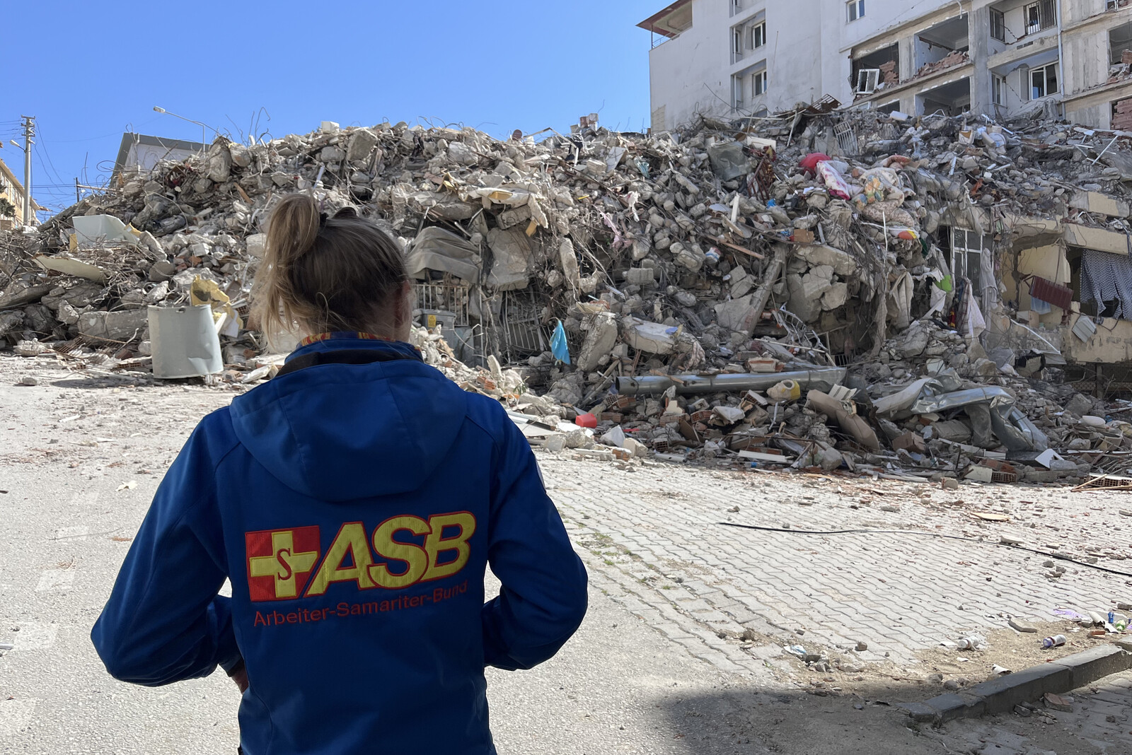 Eine Helfer:in des ASBs in der Erdbebenregion in der Türkei