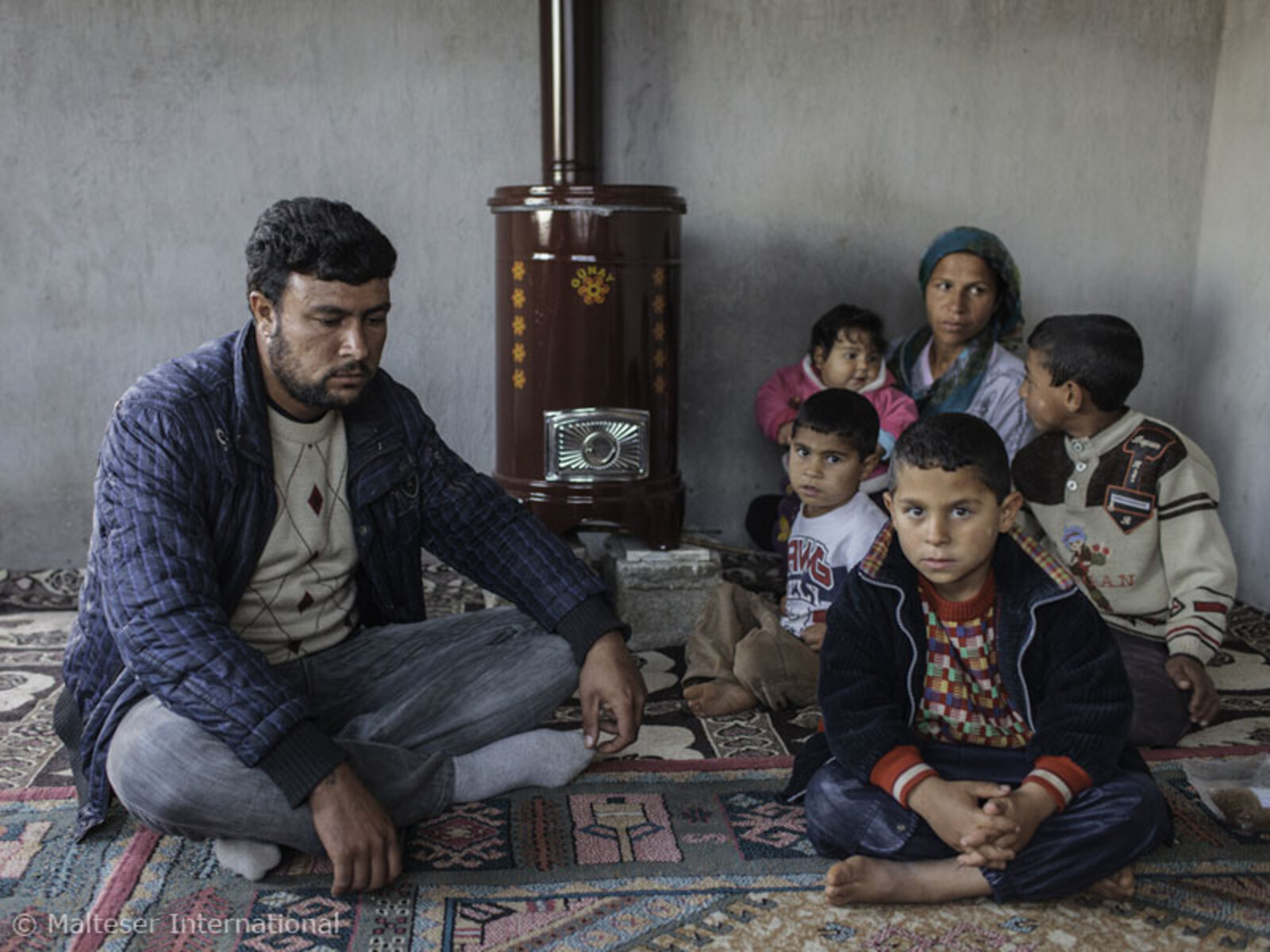 Diese Familie floh aufgrund der gewaltsamen Ausschreitungen in Syrien in die Türkei. Von den Maltesern erhielt sie Winterkleidung und einen Heizofen.