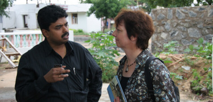Tsunami-Hilfe Indien: Blaze Kannan Direktor vom Life Help Centre For Handicapped im Gespräch mit Manuela Roßbach Geschäftsführerin von Aktion Deutschland Hilft
