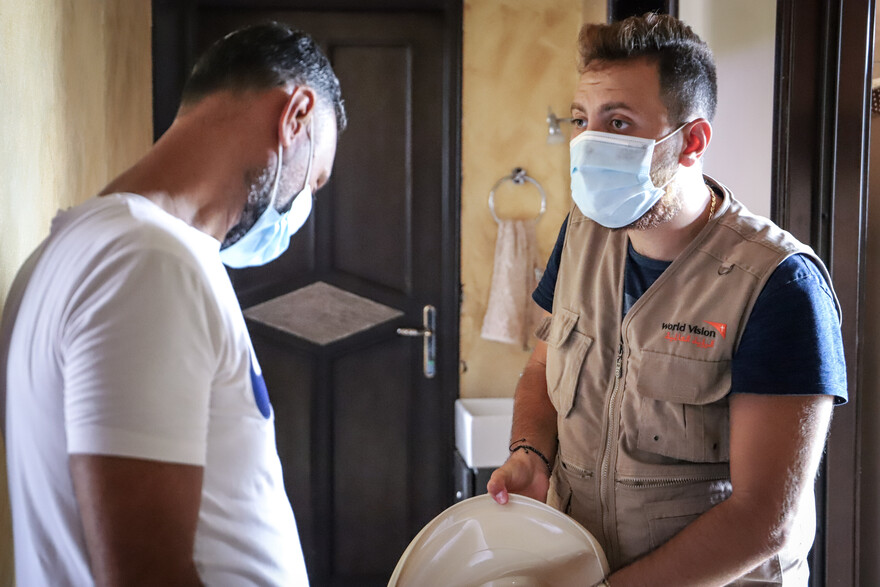 Ein Helfer von World Vision im Einsatz in Beirut, Libanon Ein Helfer von World Vision im Einsatz in Beirut, Libanon