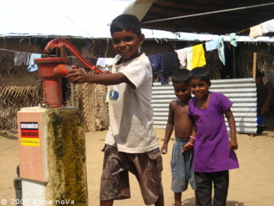 Sri Lanka: Kinder am Brunnen