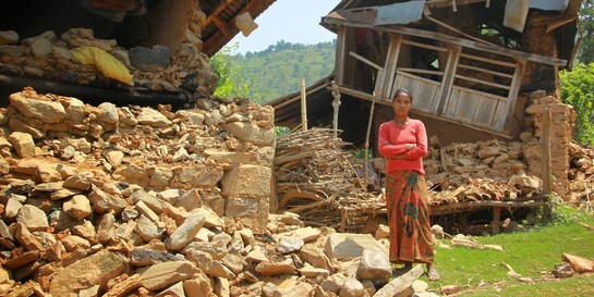 Ein Erdbeben hat das Zuhause einer Frau in Nepal zerstört