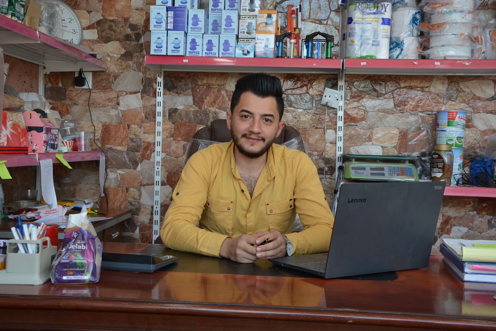 Faynar Salam in seinem eigenen Geschäft in der irakischen Stadt Karakosch 
