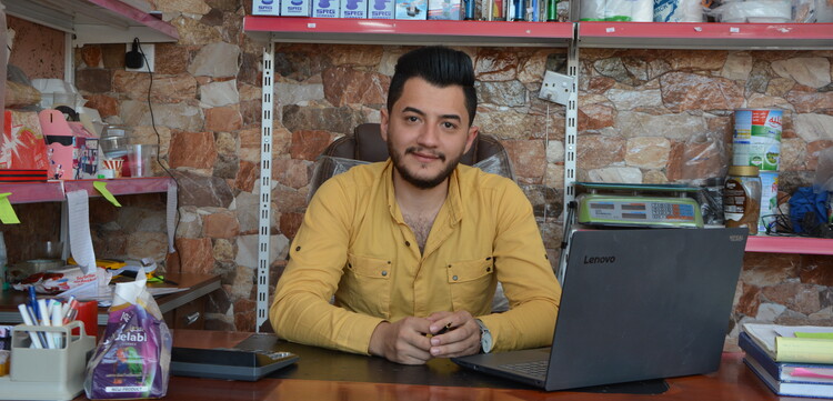 Faynar Salam in seinem eigenen Geschäft in der irakischen Stadt Karakosch Faynar Salam in seinem eigenen Geschäft in der irakischen Stadt Karakosch