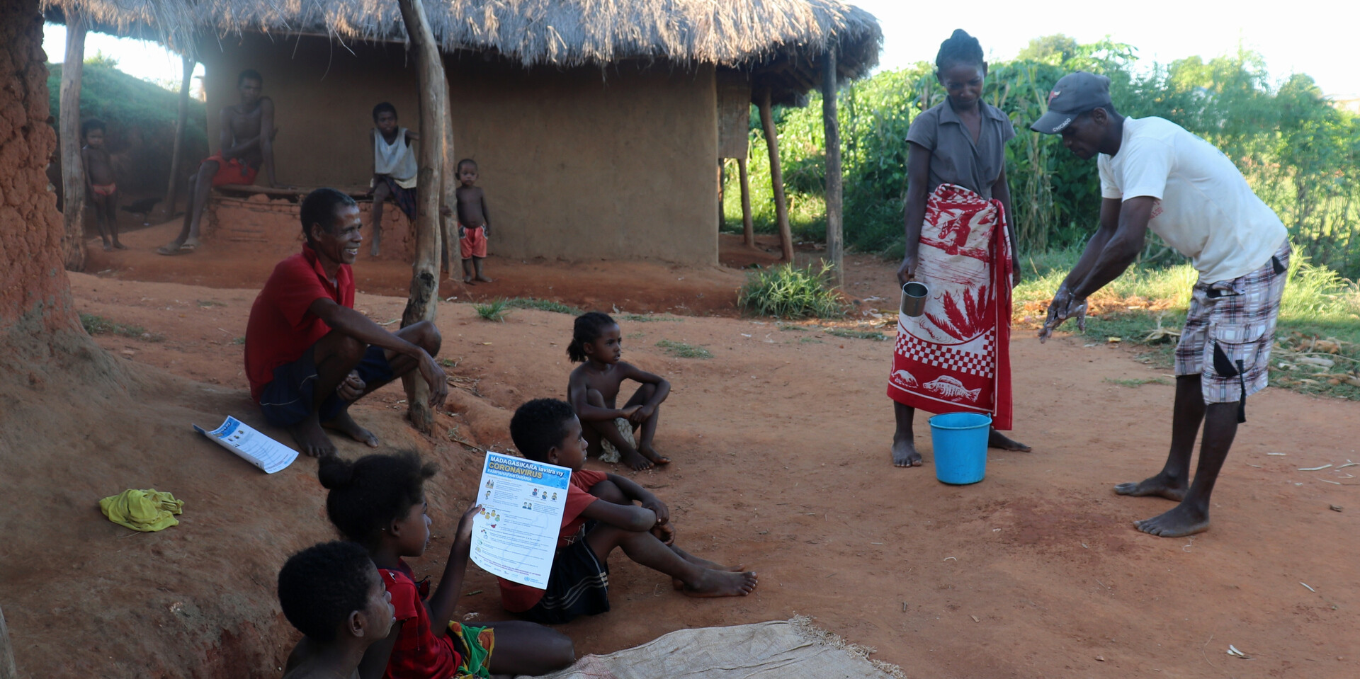 Ein Helfer klärt Menschen in Madagaskar über Corona und Hygiene auf Ein Helfer klärt Menschen in Madagaskar über Corona und Hygiene auf