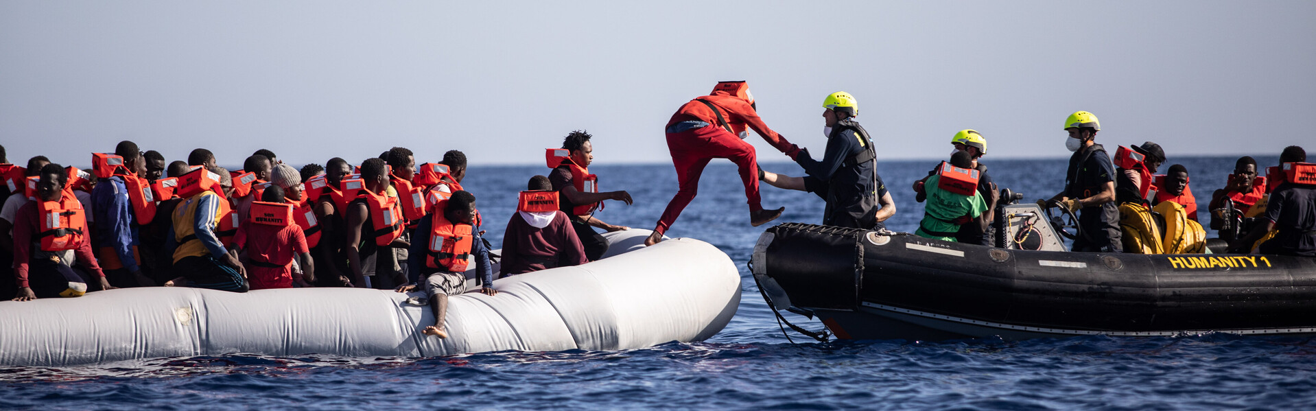 Helfer von SOS Humanity im Einsatz für Geflüchtete auf dem Mittelmeer