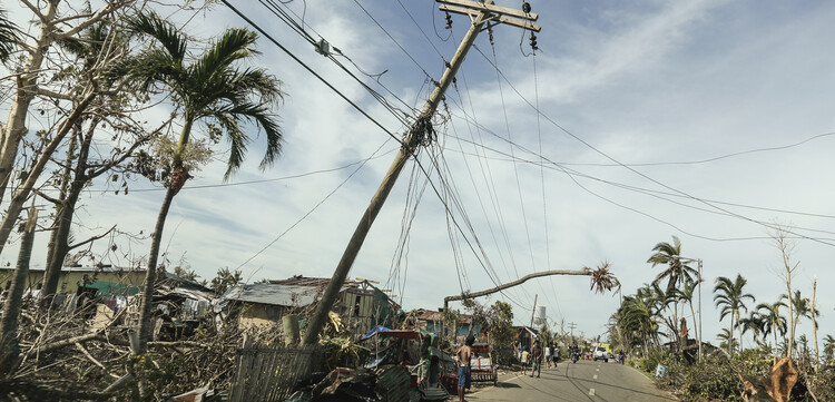 Taifun Haiyan hinterließ auf den Philippinen 2013 Zerstörung Taifun Haiyan hinterließ auf den Philippinen 2013 Zerstörung