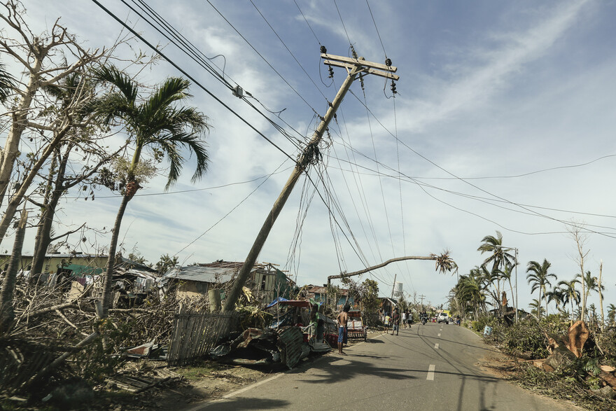 Taifun Haiyan hinterließ auf den Philippinen 2013 Zerstörung Taifun Haiyan hinterließ auf den Philippinen 2013 Zerstörung