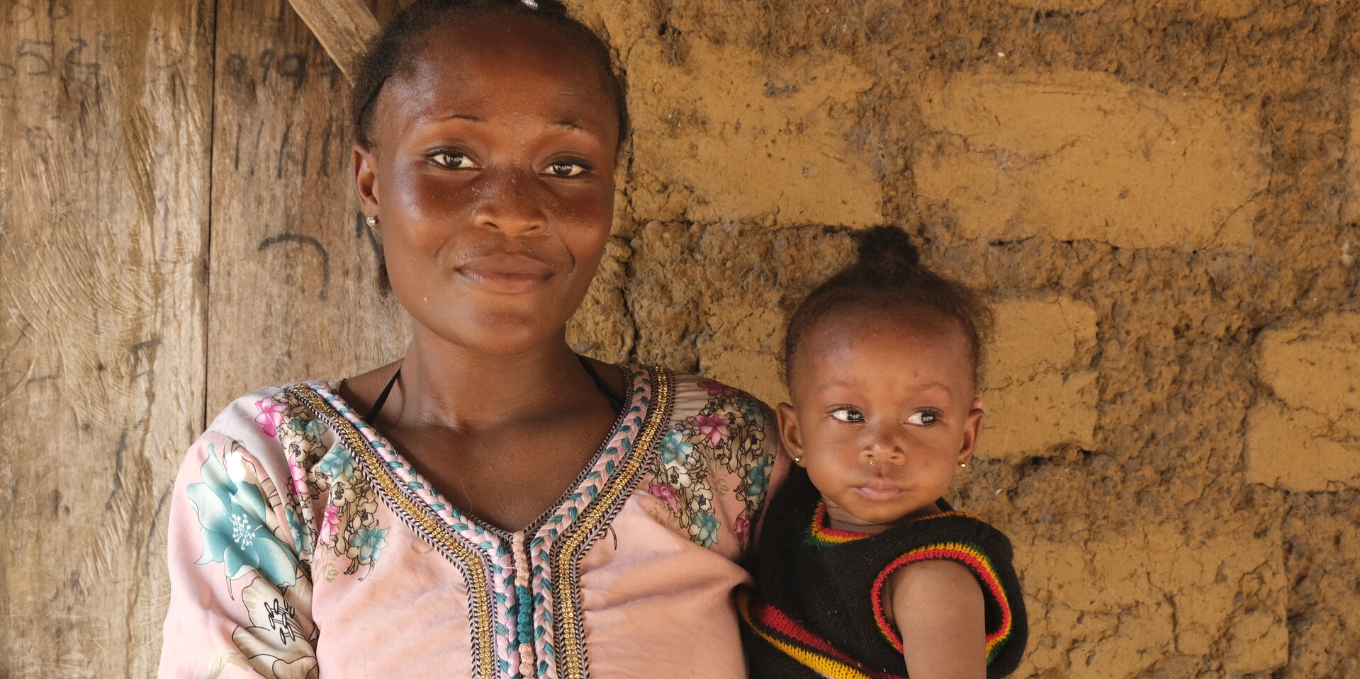 Salamatu und ihre kleine Tochter Mary: Salamatu kämpft gegen weibliche Beschneidung in ihrer Heimat Salamatu und ihre kleine Tochter Mary: Salamatu kämpft gegen weibliche Beschneidung in ihrer Heimat