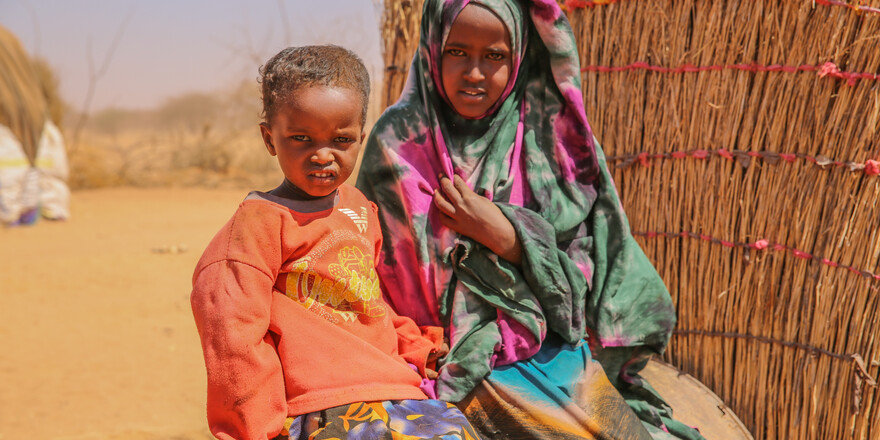 Kinder in Somalia leiden aufgrund der klimabedingten Trockenheit unter Hunger und Mangelernährung Kinder in Somalia leiden aufgrund der klimabedingten Trockenheit unter Hunger und Mangelernährung