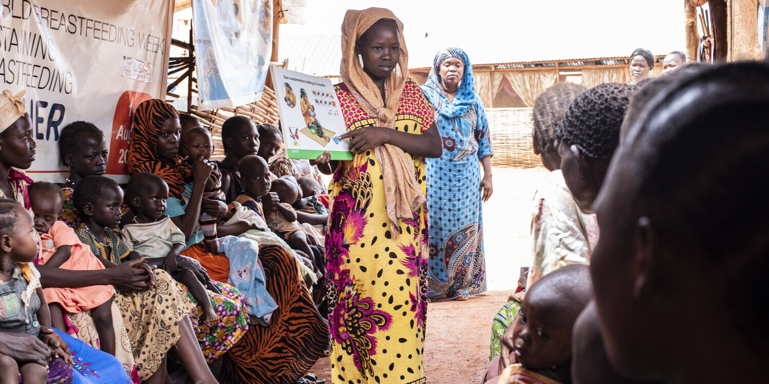 Eine Helferin klärt andere Frauen im Südsudan im Rahmen eines Hilfsprojekts auf Eine Helferin klärt andere Frauen im Südsudan im Rahmen eines Hilfsprojekts auf